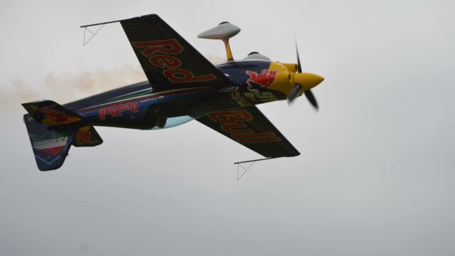 Besenyei Péter a Corvus Racer 540 gépén