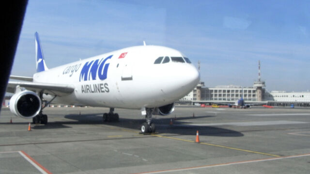 A háttérben a Farnair Boeingje és a <strong> <a href="http://holgypilota.blog.hu/2012/05/30/aki_bezarta_az_egyes_terminalt">már bezárt Egyes Terminál</a></strong>