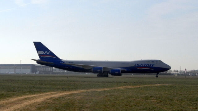 Silk Way Airlines elegáns Jumbója egy guruló úton