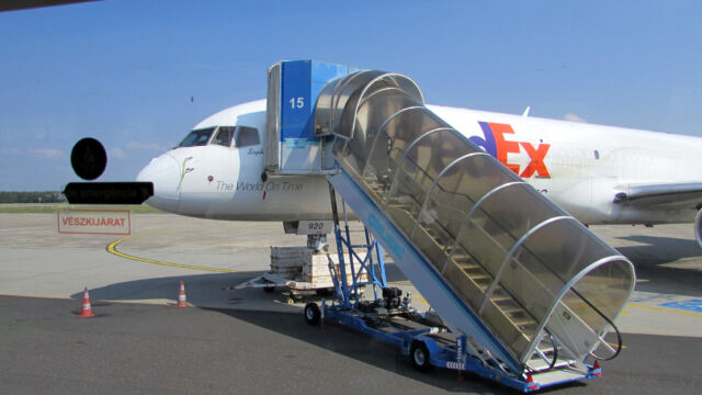Buszból fényképezett FedEx a betonon