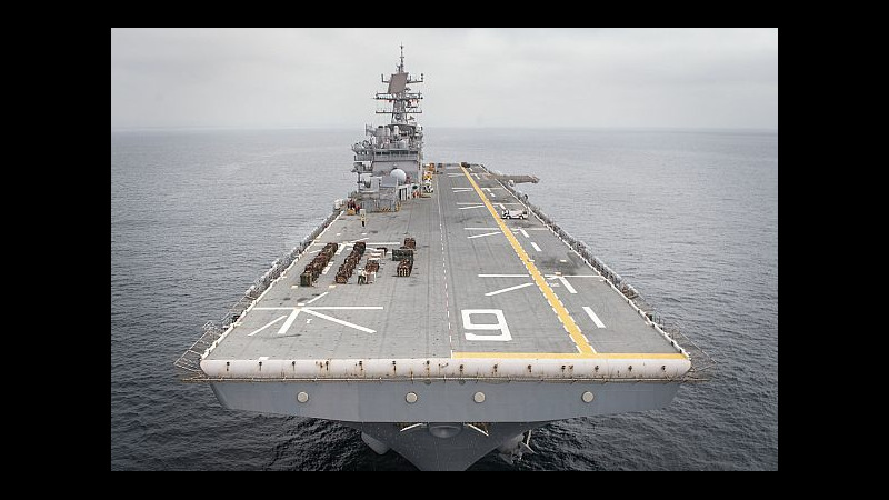 180926-N-DL434-1225
PACIFIC OCEAN (Sept. 26, 2018) The amphibious assault ship USS Bonhomme Richard (LHD 6) transits the Pacific Ocean during a vertical replenishment-at-sea. Bonhomme Richard is operating in the U.S. 3rd Fleet area of operations. (U.S. Navy photo by Mass Communication Specialist 3rd Class Gavin Shields/Released)