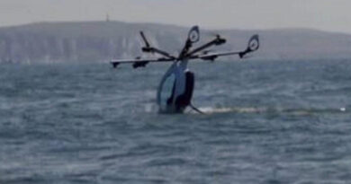 Franky Zapata AirScooter nevű légi robogója csak félig repülte át  a Csatornát