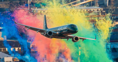 Embraer utasszállító repülőgépek alacsony áthúzása a stadion felett videóval