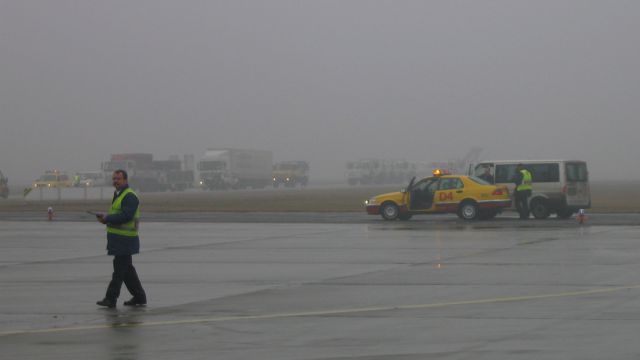 A média ámuldozásának lassan vége, mert érkezik a szállítmány. A MOL Ománban olaj után kutat, ezek a gépek megrázzák a földet és a hullámok alapján megtalálják az olajat.