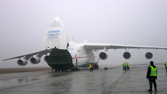 Csak az orrát tudja felhajtani, ott történik a rakodás.
