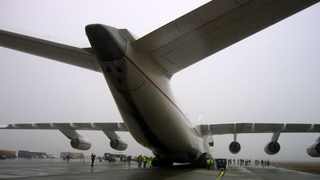 Egy példány repül csak az óriásból, a hátsó vezérsík a Buran szovjet űrrepülőgép szállítása miatt lett ilyen.