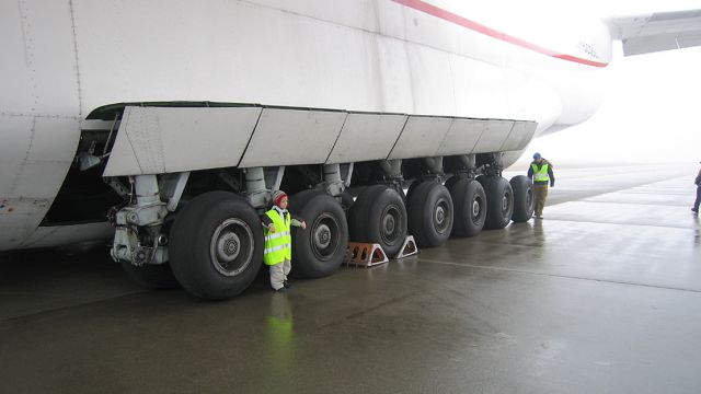 Ekkora tömeghez nem csoda, hogy a futók a has alatt sorjáznak.