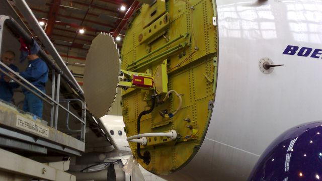 A kék orr mögött a fedélzeti radar bújik meg