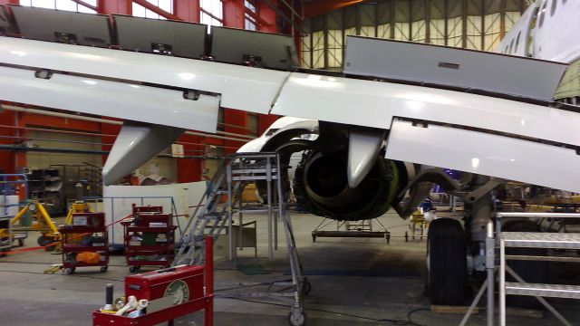 A szárny egy nagyon bonyolult szerkezet, az ívét növelve kisebb sebesség is elég a levegőben maradáshoz. <br>A tetején azok az áramlás leválasztok, amik meg ha kell, csökkentik a felhajtóerőt.