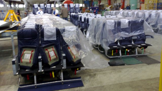 Széksorok a földön beszerelésre várva